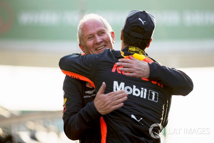 Helmut Markko, Consultant, Red Bull Racing, congratulates race winner Daniel Ricciardo, Red Bull Racing