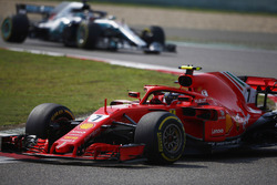 Kimi Raikkonen, Ferrari SF71H, Lewis Hamilton, Mercedes AMG F1 W09