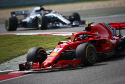 Кими Райкконен, Ferrari SF71H, и Льюис Хэмилтон, Mercedes AMG F1 W09