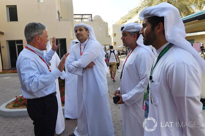 Chase Carey, Director Ejecutivo y Presidente Ejecutivo de Formula One Group y H. E. Khaldoon Al Mubarak, Autoridad de asuntos ejecutivo de Abu Dhabi