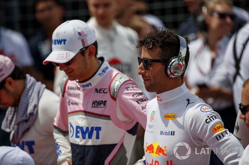 Esteban Ocon, Force India, y Daniel Ricciardo, Red Bull Racing, durante el himno