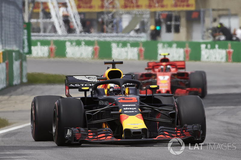 Daniel Ricciardo, Red Bull Racing RB14, leads Kimi Raikkonen, Ferrari SF71H