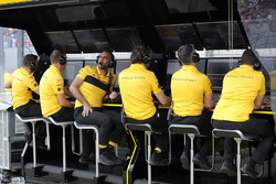 Cyril Abiteboul, Managing Director, Renault Sport F1 Team, and the rest of the Renault team on the pit wall