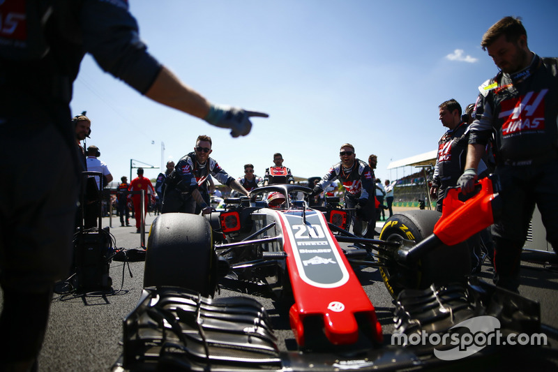 Kevin Magnussen, Haas F1 Team VF-18, arriva in griglia