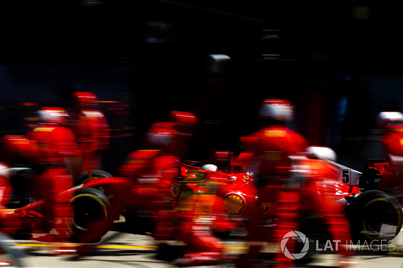 Sebastian Vettel, Ferrari SF71H, effettua un pit stop