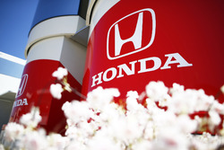 Des logos Honda sur un motorhome