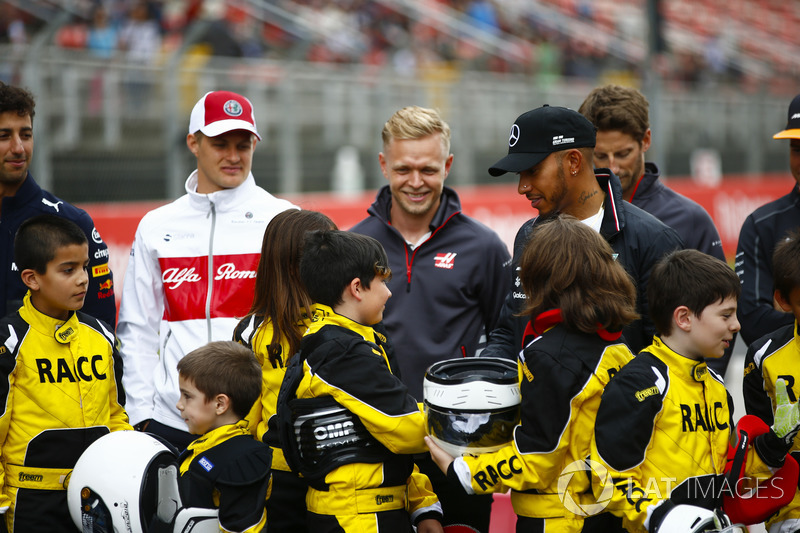 Des jeunes pilotes de karting du RACC avec Daniel Ricciardo, Red Bull Racing, Marcus Ericsson, Sauber, Kevin Magnussen, Haas F1 Team, Lewis Hamilton, Mercedes AMG F1, Romain Grosjean, Haas F1 Team, et Stoffel Vandoorne, McLaren