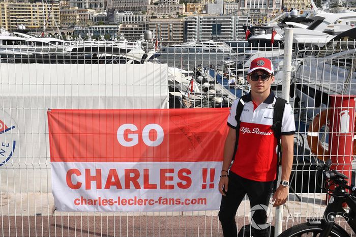 Charles Leclerc, Sauber con una pancarta de u fan