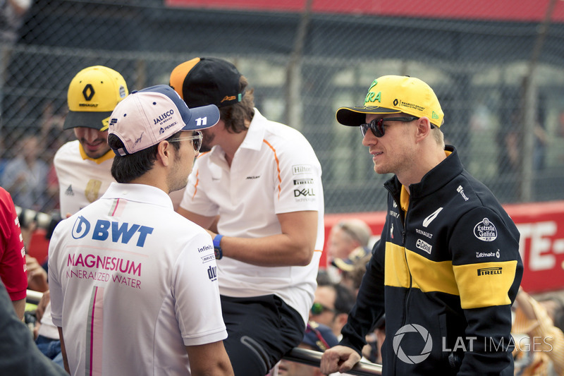 Sergio Perez, Force India y Nico Hulkenberg, Renault Sport F1 Team en el desfile de pilotos