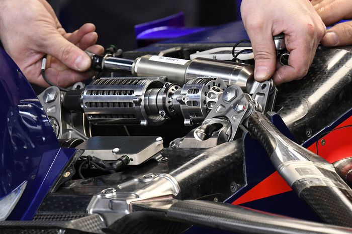 Suspensión delantera del Scuderia Toro Rosso STR13