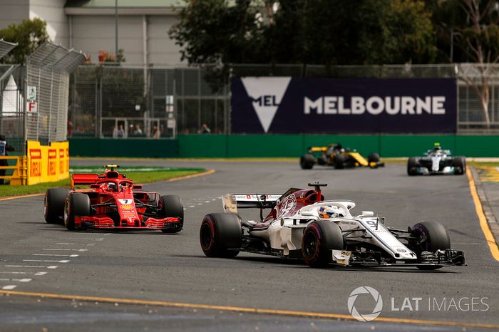 Marcus Ericsson, Sauber C37, Kimi Raikkonen, Ferrari SF-71H