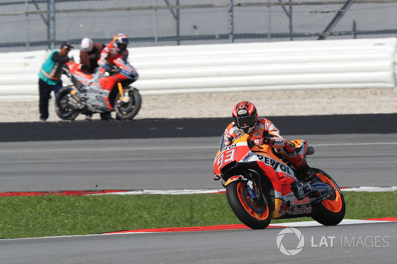 Marc Marquez, Repsol Honda Team, y al fondo Dovizioso tras caerse