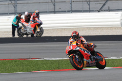 Marc Marquez, Repsol Honda Team, y al fondo Dovizioso tras caerse