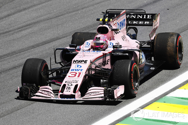 Esteban Ocon, Sahara Force India F1 VJM10, hasarlı aracın pitlere döndürmeye çalışıyor