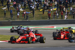 Sebastian Vettel, Ferrari SF71H, Valtteri Bottas, Mercedes AMG F1 W09, Kimi Raikkonen, Ferrari SF71H, Max Verstappen, Red Bull Racing RB14 Tag Heuer, et le reste du peloton