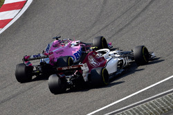 Charles Leclerc, Sauber C37 e Sergio Perez, Force India VJM11