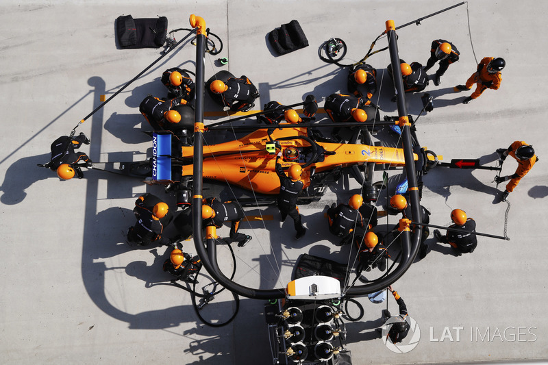 Stoffel Vandoorne, McLaren MCL33 Renault, effettua un pit stop