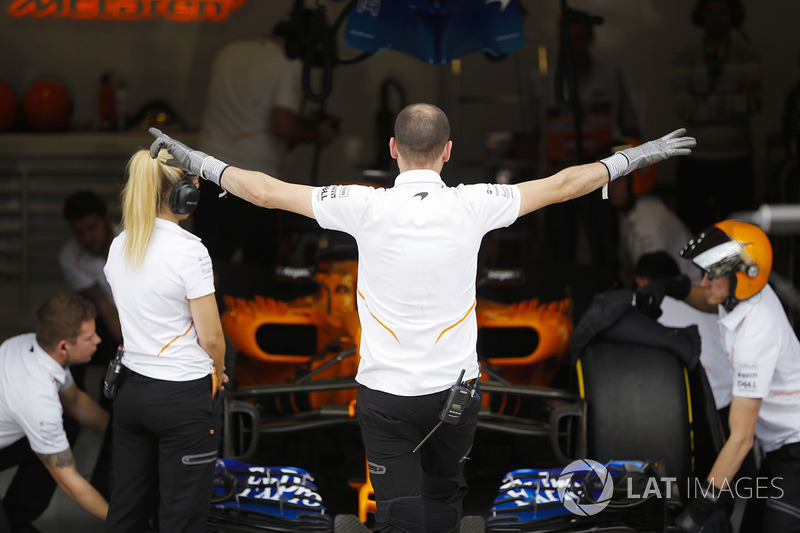 El equipo McLaren se prepara para sacar a Fernando Alonso, McLaren MCL33, en clasificación