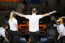 The McLaren team prepare to send Fernando Alonso, McLaren MCL33, out for a Qualifying run