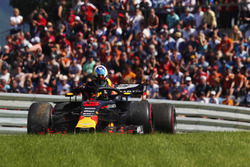 Daniel Ricciardo, Red Bull Racing, esce dalla sua monoposto dopo il ritiro