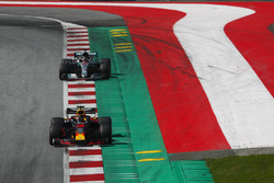 Daniel Ricciardo, Red Bull Racing RB14, Lewis Hamilton, Mercedes AMG F1 W09