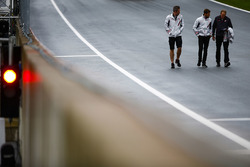 Ромен Грожан, Haas F1 Team, обходить трасу разом із членами команди