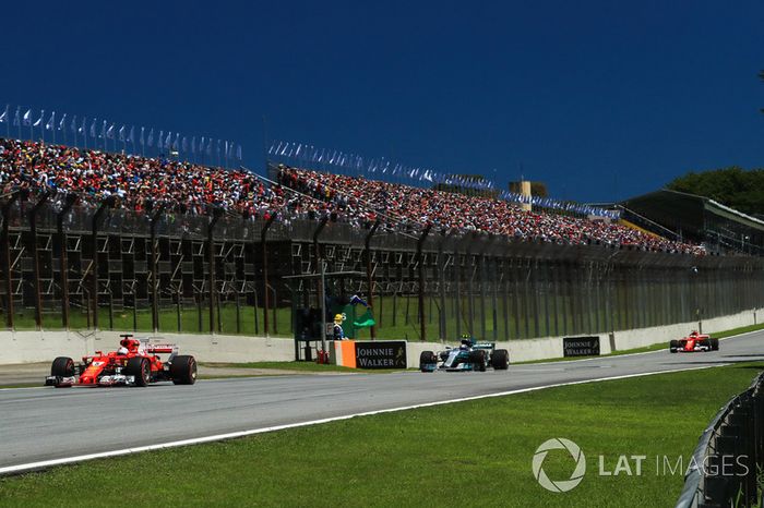 Sebastian Vettel, Ferrari SF70H, Valtteri Bottas, Mercedes-Benz F1 W08  y Kimi Raikkonen, Ferrari SF70H