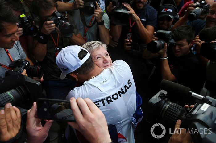 Campeón del mundo 2017 Lewis Hamilton, Mercedes AMG F1 con su madre Carmen Lockhart