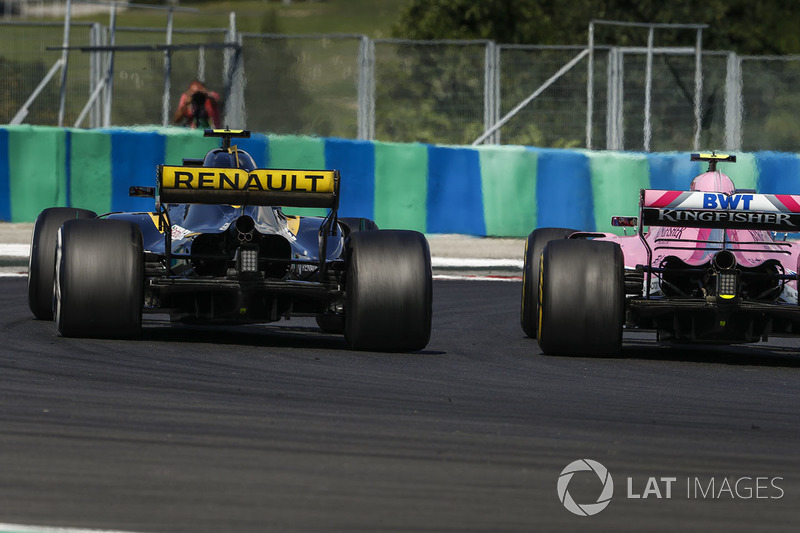 Esteban Ocon, Force India VJM11, lucha con Carlos Sainz Jr., Renault Sport F1 Team R.S. 18