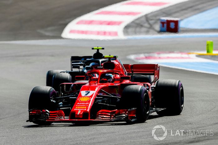 Kimi Raikkonen, Ferrari SF71H, Kevin Magnussen, Haas F1 Team VF-18