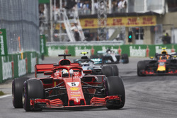 Sebastian Vettel, Ferrari SF71H, devant Valtteri Bottas, Mercedes AMG F1 W09
