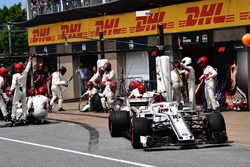 Charles Leclerc, Sauber C37 pit stop