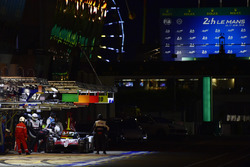 #8 Toyota Gazoo Racing Toyota TS050: Sébastien Buemi, Kazuki Nakajima, Fernando Alonso, pitstop