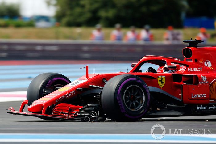 Sebastian Vettel, Ferrari SF71H, regresa a los boxes con un alerón delantero roto