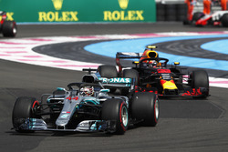 Льюіс Хемілтон, Mercedes AMG F1 W09, лідирує на старті