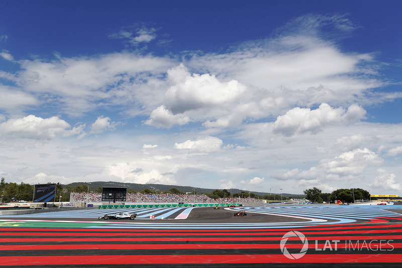 Lewis Hamilton, Mercedes AMG F1 W09, por delante de Max Verstappen, Red Bull Racing RB14, Carlos Sainz Jr., Renault Sport F1 Team R.S. 18, y Daniel Ricciardo, Red Bull Racing RB14