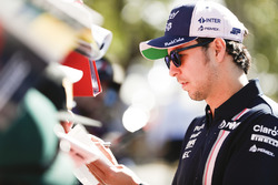 Серхіо Перес, Force India, роздає автографи