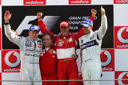 Podio: il secondo classificato Kimi Raikkonen, McLaren, Jean Todt, Direttore sportivo Ferrari, il vincitore della gara Michael Schumacher, Ferrari e il terzo classificato Robert Kubica, BMW Sauber F1