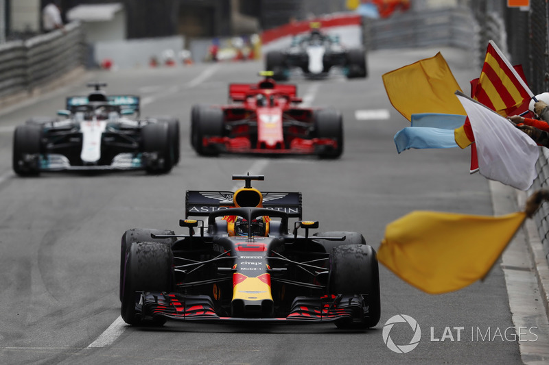 Il vincitore Daniel Ricciardo, Red Bull Racing RB14, viene salutato dai marshal, che sventolano le bandiere, davanti a Lewis Hamilton, Mercedes AMG F1 W09 e Kimi Raikkonen, Ferrari SF71H