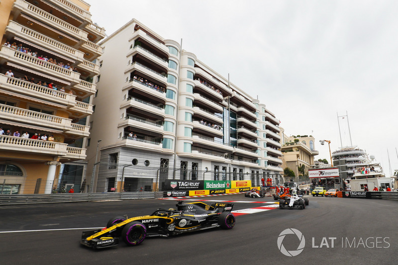 Nico Hulkenberg, Renault Sport F1 Team R.S. 18, precede Sergey Sirotkin, Williams FW41, Stoffel Vandoorne, McLaren MCL33, e il resto del gruppo nel giro di apertura