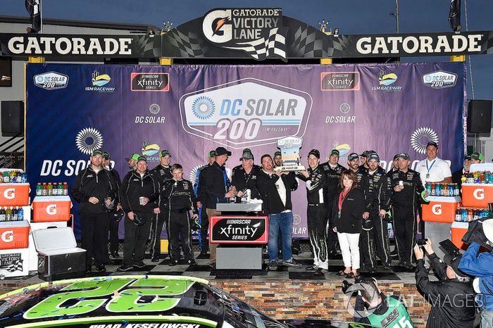 Brad Keselowski, Team Penske, Ford Mustang Fitzgerald Glider Kits celebra la victoria