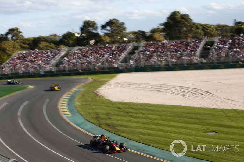 Max Verstappen, Red Bull Racing RB14 Tag Heuer, precede Nico Hulkenberg, Renault Sport F1 Team R.S. 18