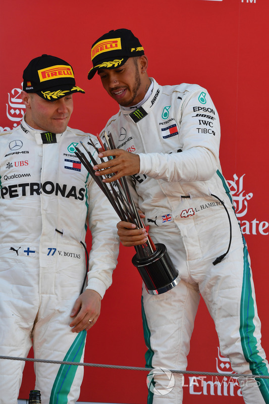 Hamilton tarolt a Mercedesszel Barcelonában - F1 2018