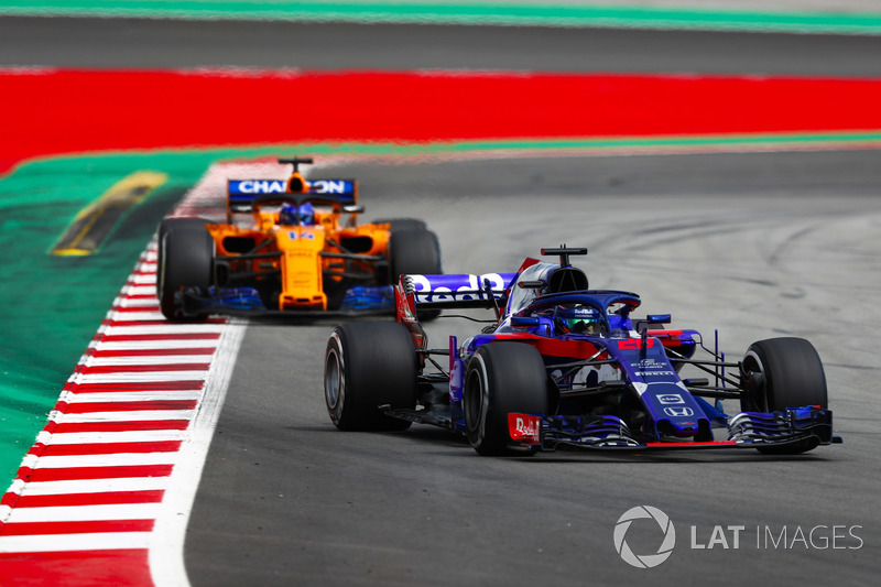 Brendon Hartley, Toro Rosso STR13, Fernando Alonso, McLaren MCL33