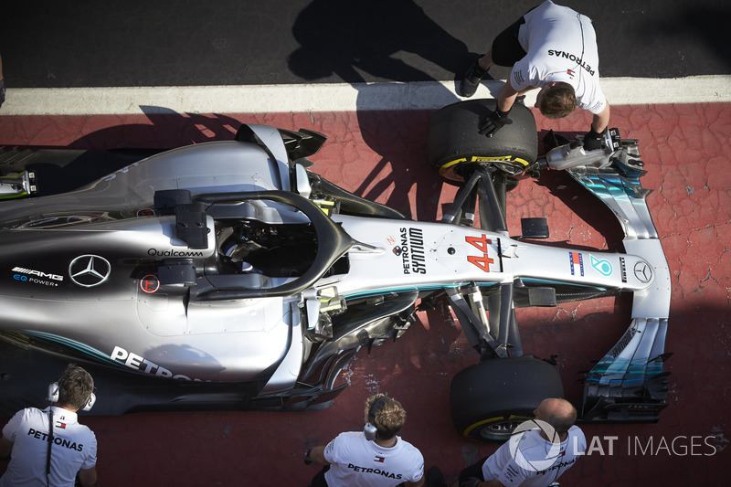 Ingenieros con el coche de Lewis Hamilton, Mercedes AMG F1 W09