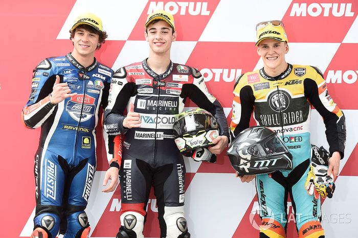 Los tres primeros clasificados: Marco Bezzecchi, Tony Arbolino, Marinelli Rivacold Snipers Team, Gabriel Rodrigo, RBA Racing Team