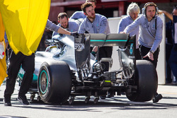 Lewis Hamilton, Mercedes AMG F1 W07 Hybrid es llevado a pits después de detenerse en el pit lane