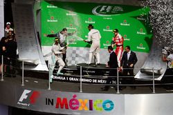 Podio: Nico Rosberg, Mercedes AMG F1, segundo; Lewis Hamilton, Mercedes AMG F1, ganador de la carrera; Sebastian Vettel, Ferrari, tercera