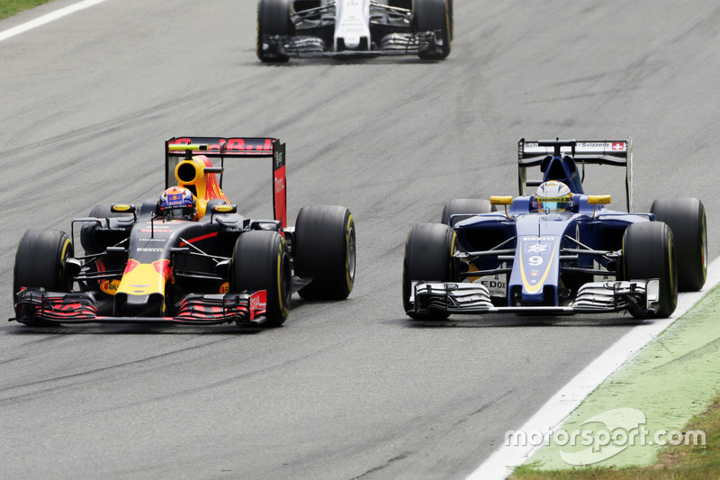 Max Verstappen, Red Bull Racing RB12 et Marcus Ericsson (SWE) Sauber C35