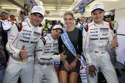Ganadores de la pole #2 Porsche Team Porsche 919 Hybrid: Romain Dumas, Neel Jani, Marc Lieb con Miss 24 Horas de Le Mans